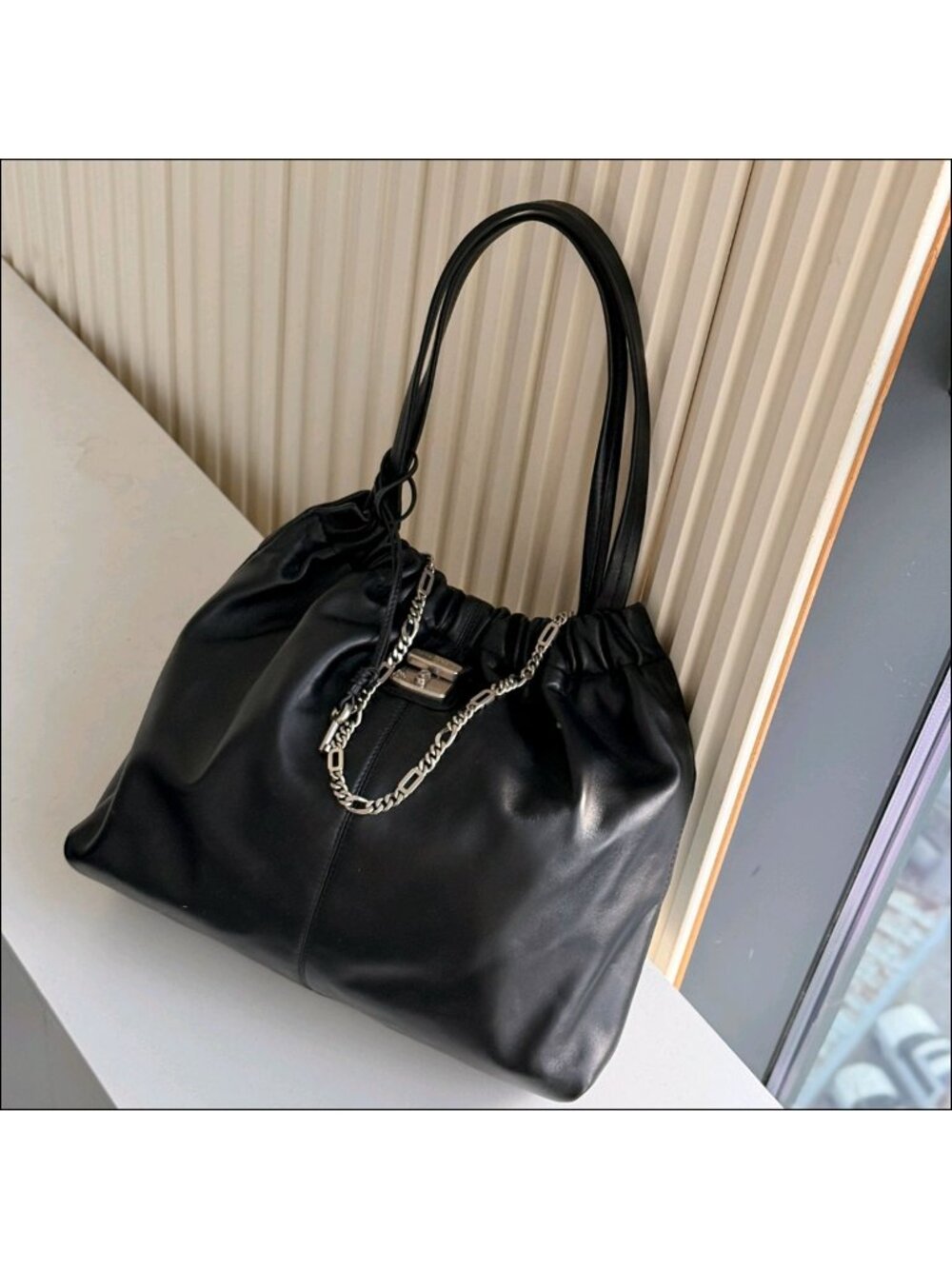 Marc Jacobs The Cristina Chain-Embellished Drawstring Leather Tote Black OS - Picture 5 of 12
